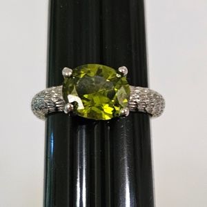 Green stone fashion ring